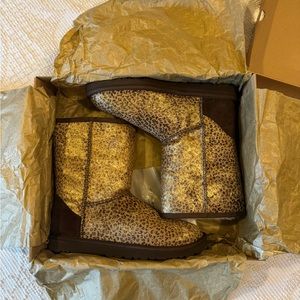 Classic short calf hair leopard Uggs